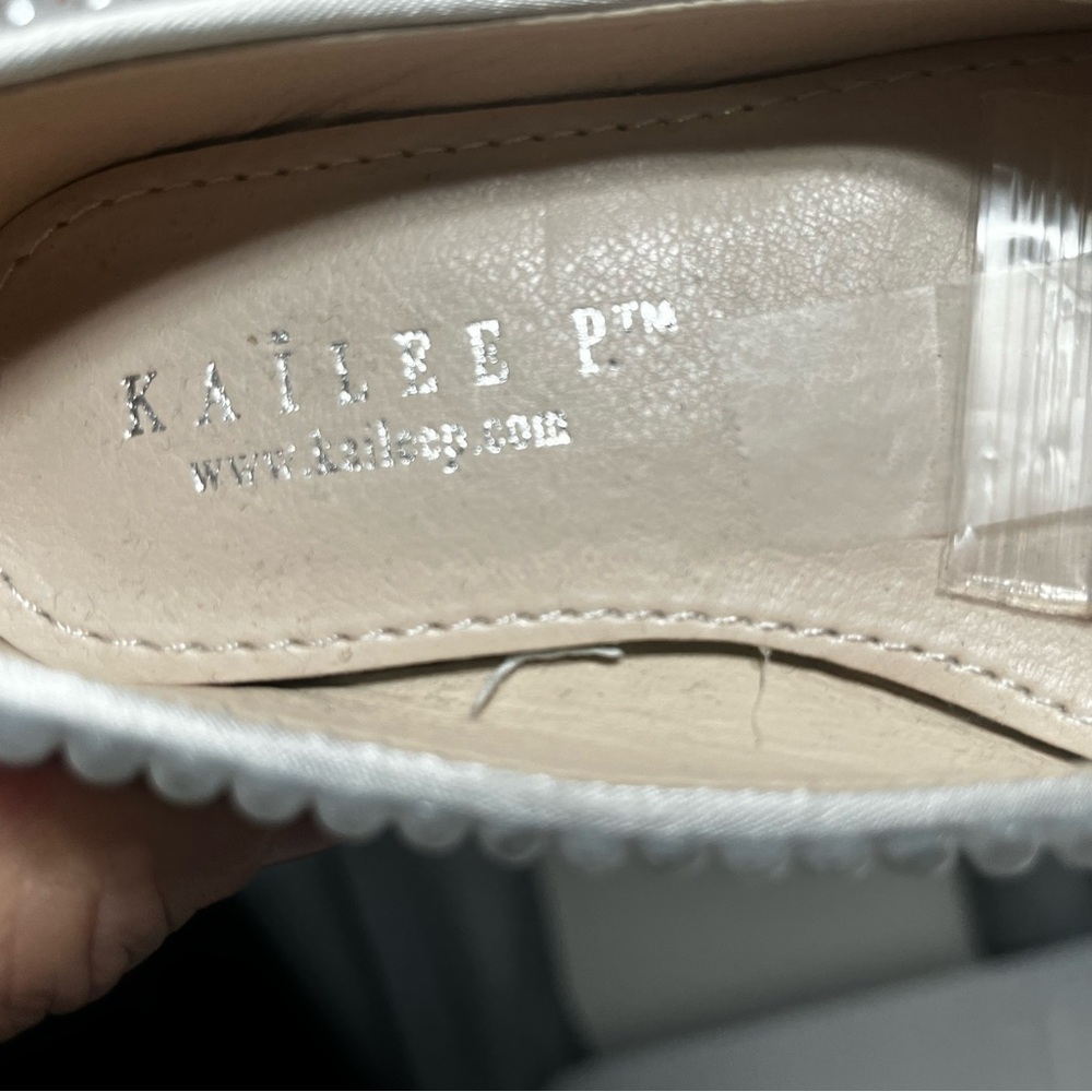Kailee P White Satin  Girls Dress Shoes with Pearl Trim Sz 7 - Picture 6 of 8